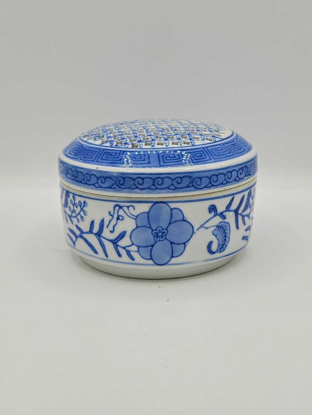Two's Company Canton Collection Blue White Porcelain Potpourri Box Pierced Lid